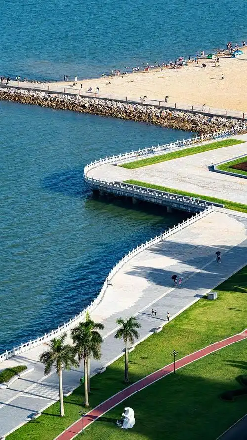 珠海情侣路,一条长长的海滨观光路,被誉为珠海市的地标,长长的海滨