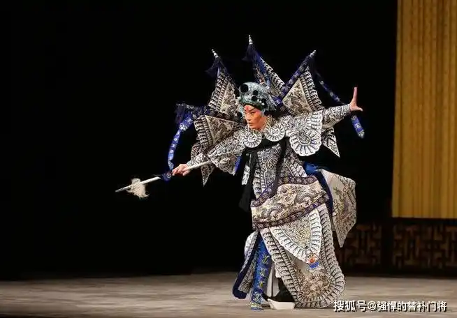 京剧中,背后插着四面旗子的一般是武将,还是青衣?