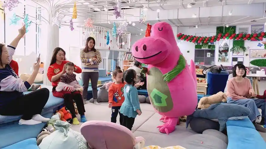 我们欢迎各位小朋友来到小绿洲家庭俱乐部,一起快乐学习,快乐生活.