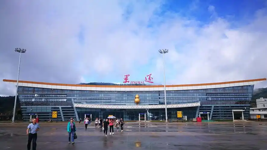 天早上8:10自昆明长水国际机场起飞,经过45分钟飞行,抵达澜沧景迈机场