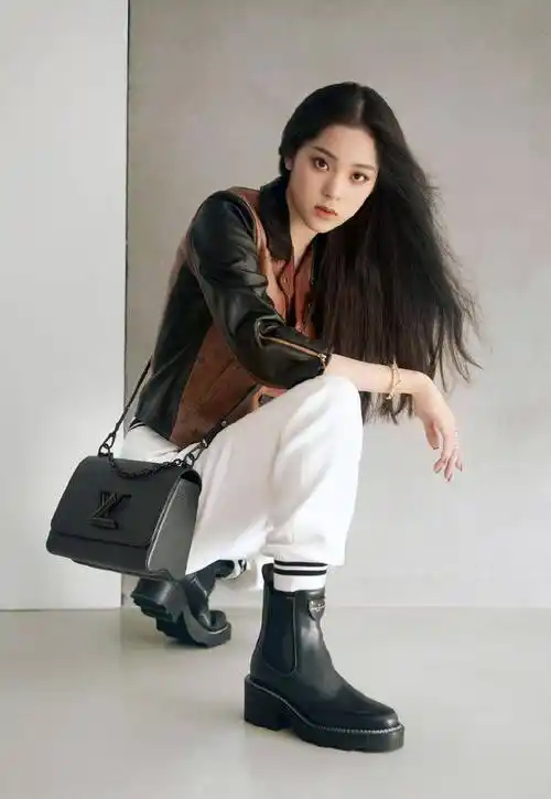 原创欧阳娜娜成大牌品牌挚友穿机车服束脚裤配短靴帅得人心跳加速