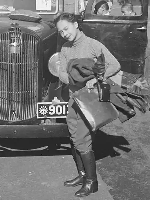 早在40年代中国女性就像李宇春戚薇一样把肩膀支棱起来了