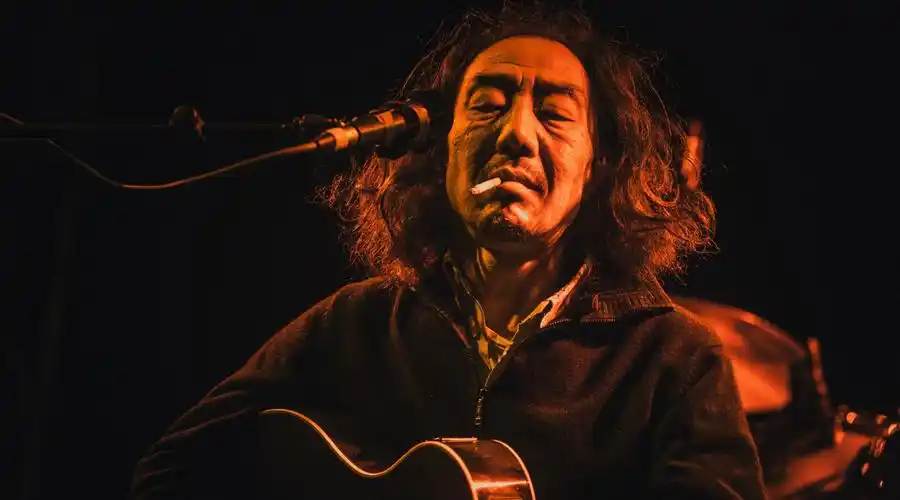 他曾是中国摇滚最热血时的"赵老大",他现在在北京养病