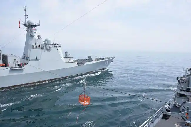 海军成都舰进行海上补给训练