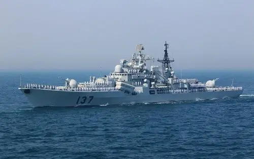 2012年4月26日,中国海军"福州"号导弹驱逐舰(舷号137)接受
