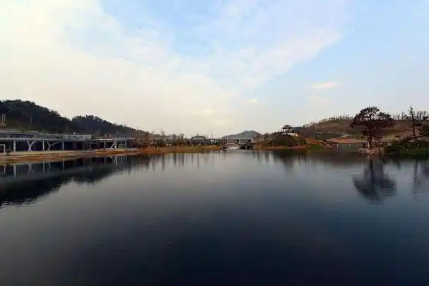 题目:汉中南湖风景区——古韵与自然的完美融合