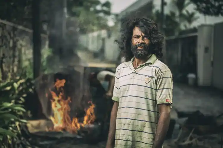 一名身穿脏衬衫男子的照片