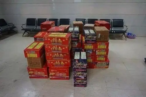 对车辆进行了检查,发现车上装有50个左右,印有烟花爆竹图案的纸箱