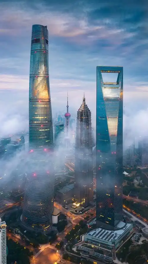 陆家嘴位于浦东新区的黄浦江畔,隔江面对外滩,是中国最具影响力的金融