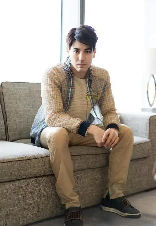 萧亚轩:17岁已是"人间尤物",20年换17任,如今焕发事业第二春