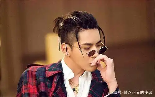 吴亦凡时尚写真欣赏,带你去欣赏一下他的超高颜值吧!太帅了!