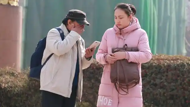 外来务工的老人问路人借手机给家里打电话,路人的反应出乎意料