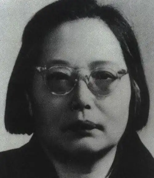 作为几个弟弟妹妹的依靠,李大钊长女李星华是个坚韧不拔的女孩,她带着