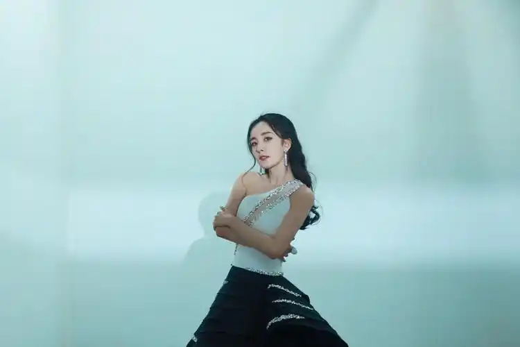 电脑壁纸 明星 大陆明星 杨幂裸色闪钻长裙礼服写真