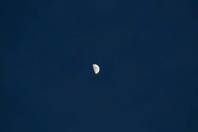 半月,阴天,特写_高清图片_全景视觉