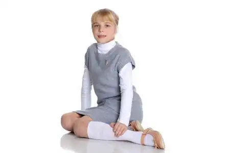 小女孩跪着照片