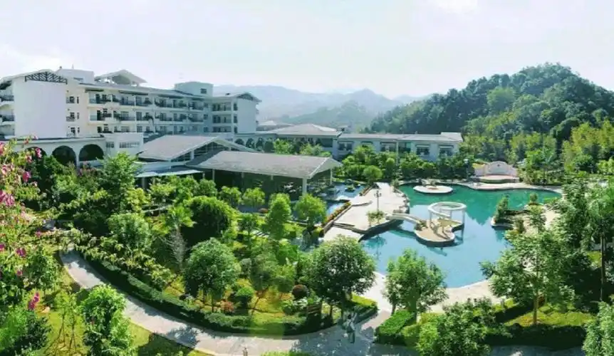 并拥有一家按国际五星级标准建造的旅游度假酒店——南昆山温泉大观园