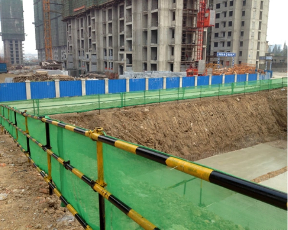 现场基坑临边防护实例