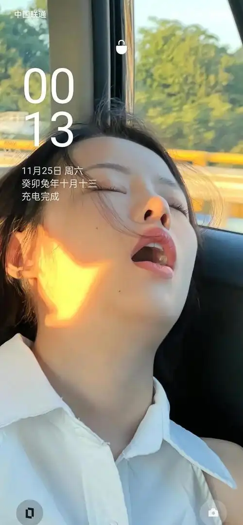 浙江女子在车上睡觉被闺蜜拍下霸气睡姿男生很合适做屏保