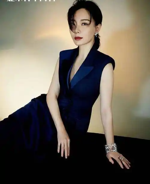 陈数对"真空穿搭"上瘾了!