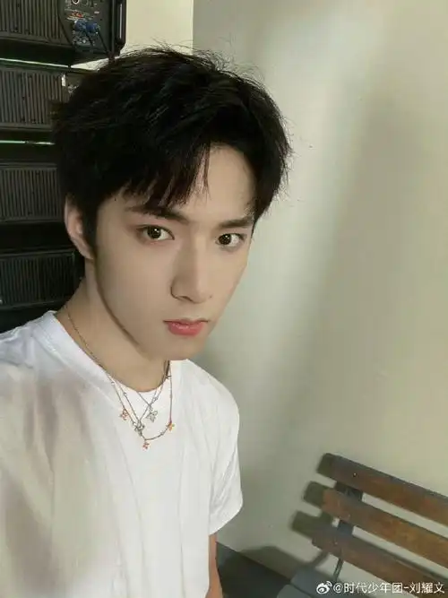 刘耀文爆米花随拍##刘耀文比心自拍