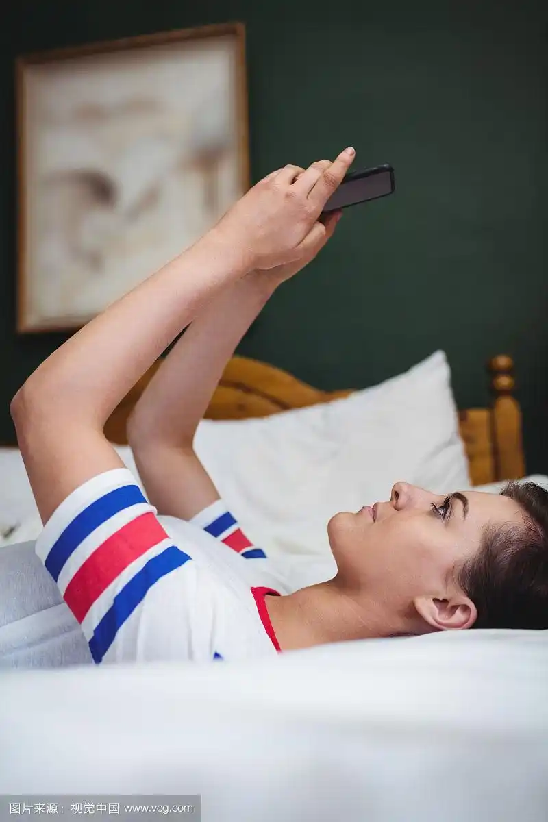 躺在床上玩手机的女人