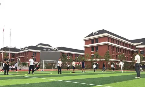 高尔夫入驻中法新城外国语学校