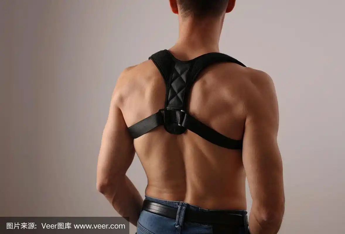 有吸引力的肌肉男子与姿势矫正器.脊柱侧弯,驼背的治疗