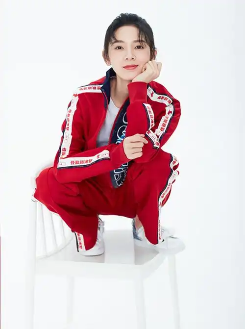 陈瑶生日写真大片青春俏皮 笑眼弯弯活力满满