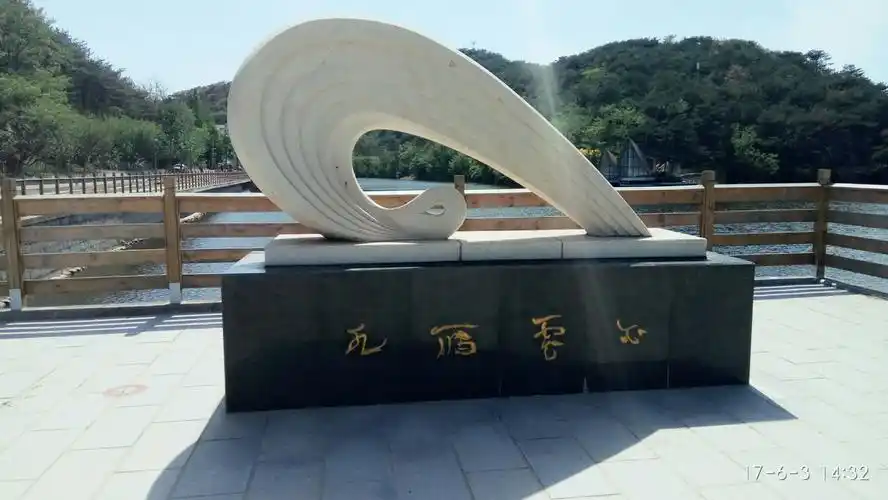 "白云雁水"四字有特点,上面白云雕塑更吸人眼球