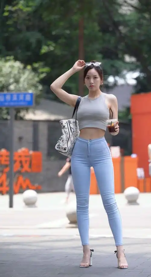 微胖身材的成熟女人露腰背心配紧身牛仔裤的打扮丰腴之姿性感