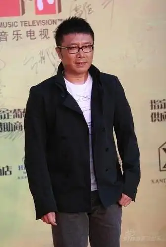 图文音乐盛典红毯秀庞龙黑色外套低调亮相