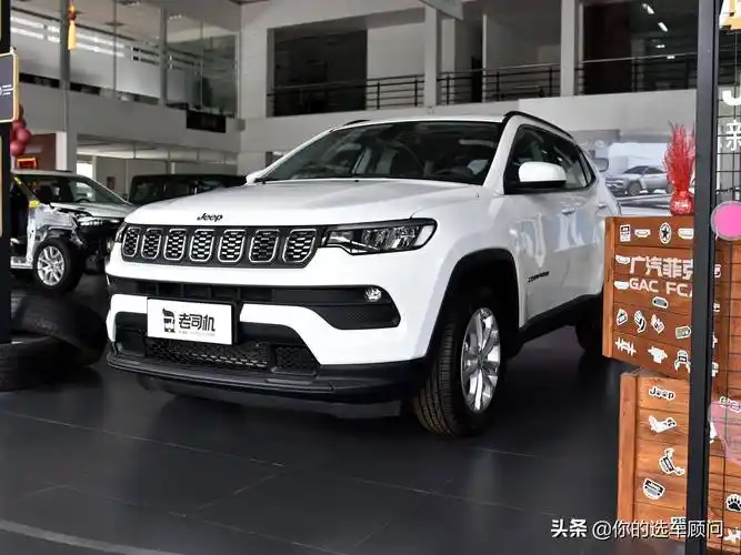 外观吉普suv野性风格,但价格便宜且油耗6.3l,实拍jeep指南者