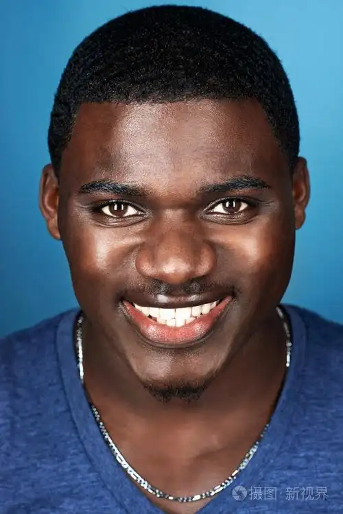 非洲黑人的男人微笑着