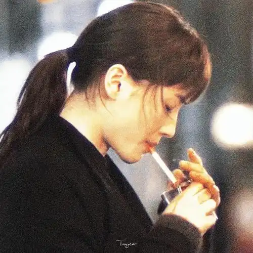 夜深了想看一些漂亮女人抽烟图