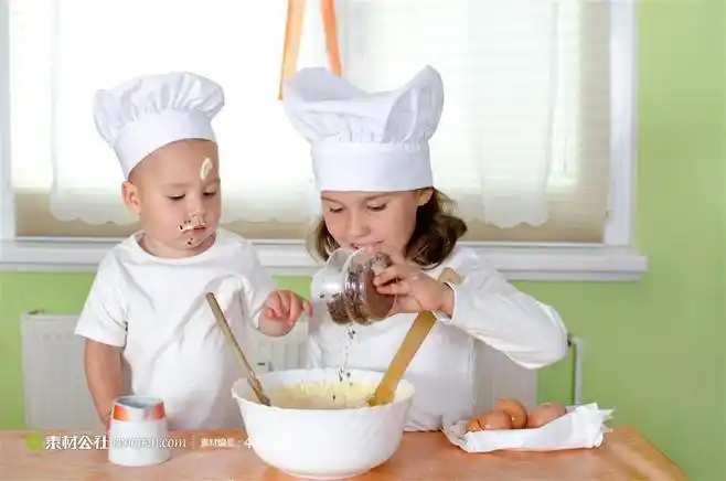 厨房里做美食的儿童图片素材