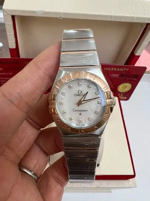 欧米茄星座系列27盘内钻石英女表,18k玫瑰金,珍珠贝母盘面