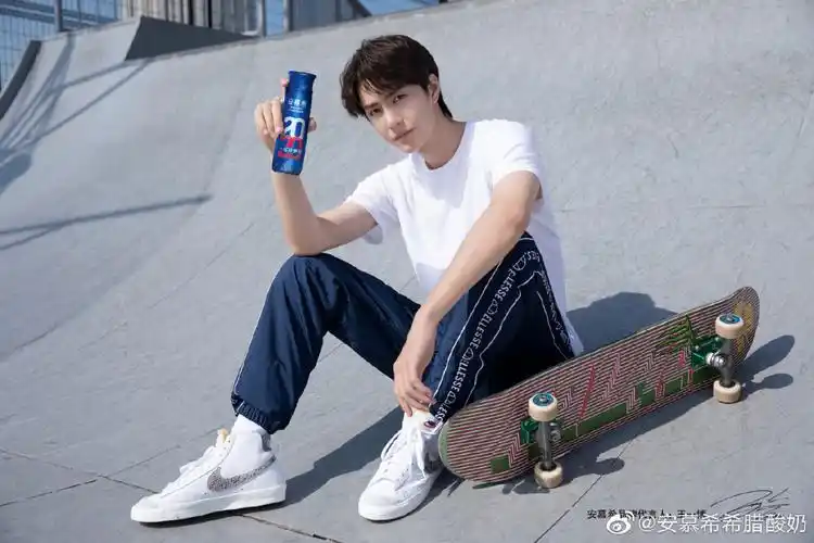 安慕希:久等啦!@uniq-王一博 耶啵的东京街拍照双手奉上!