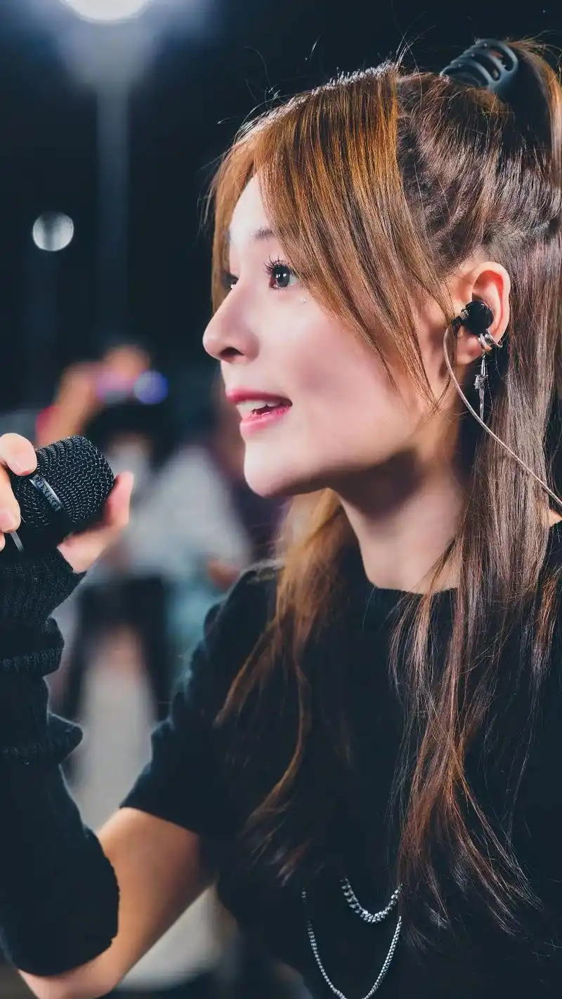 鱼闪闪10月14日路演#鱼闪闪 #路演 #摄影 #演出抓拍 - 抖音