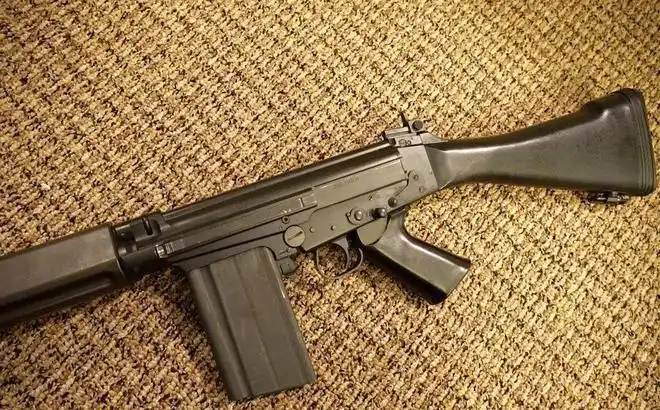 比利时fnfal民用型步枪美国华人展示自由世界的右臂