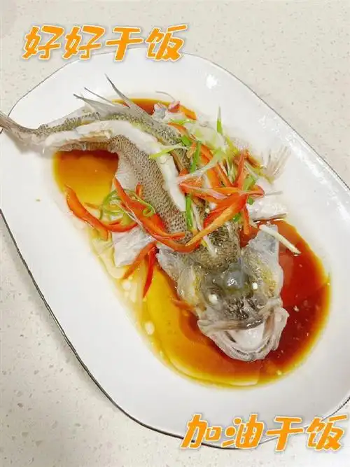 一条新鲜的鲈鱼,葱丝,红甜椒丝,白灼汁97处理好的鲈鱼,开背,用葱姜