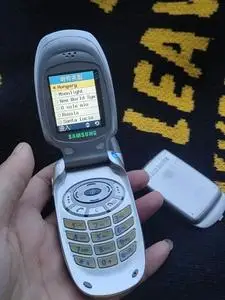 三星t108,经典翻盖移动怀旧手机,成色中等,是不是正品行货