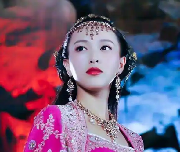 在《轩辕剑之天之痕》中,唐嫣饰演独孤宁珂一角,表面是隋朝郡主,实际