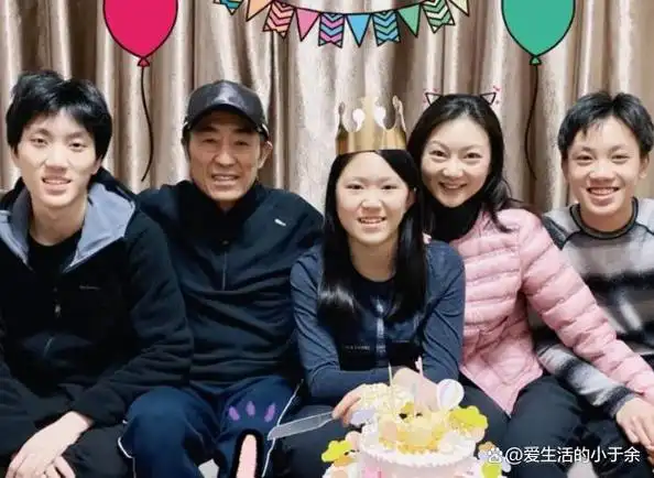 近日,张艺谋家族在其豪宅中大放异彩,拍摄了一组家族全家福.