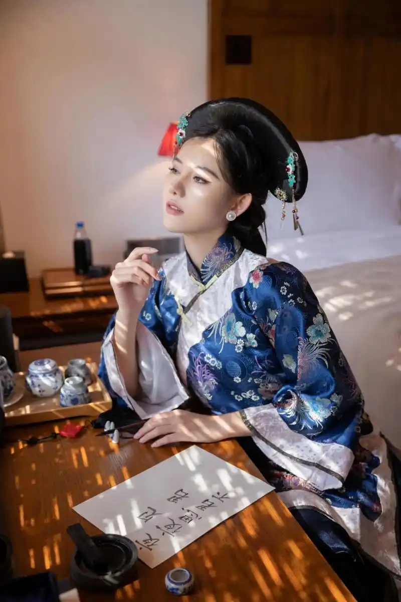 满族传统服饰的现代美