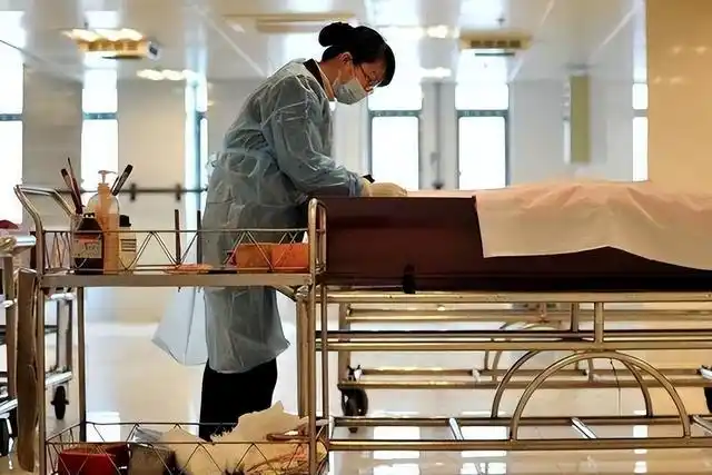 火葬场临时工1200一天,火葬场临时工1200一天真的吗(在殡仪馆上班的