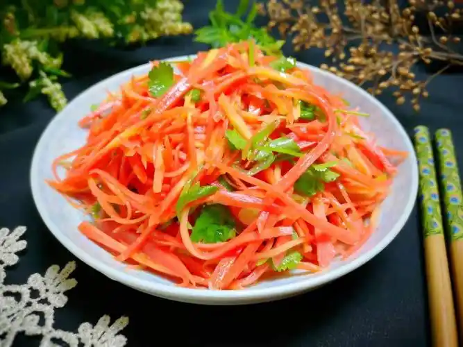今天带给大家一道"凉拌胡萝卜丝"的美味吧!