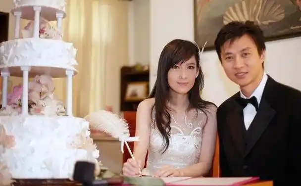 56岁周慧敏深夜晒照秀恩爱!曝老公15年都做这件一事,破婚变谣言