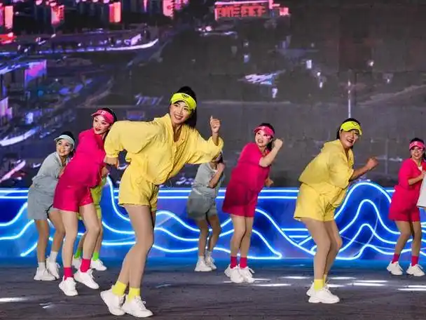 贵阳网·甲秀新闻讯"多巴胺"配色的服装,活力轻盈的舞步,动感的流行曲