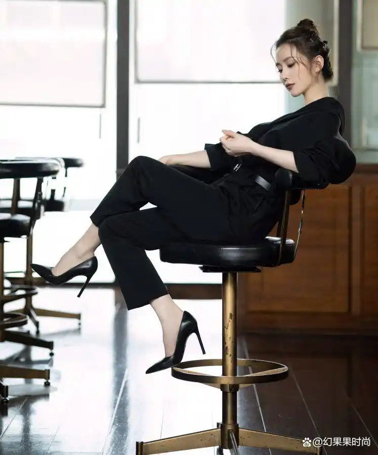 御姐刘诗诗黑裤配高跟鞋翘二郎腿迷人写真